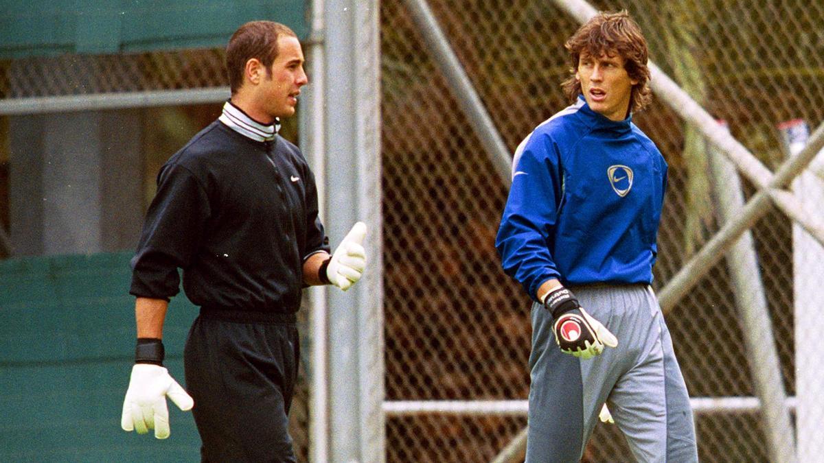 Pepe Reina y Richard Dutruel hablan en un entrenamiento en 2001.