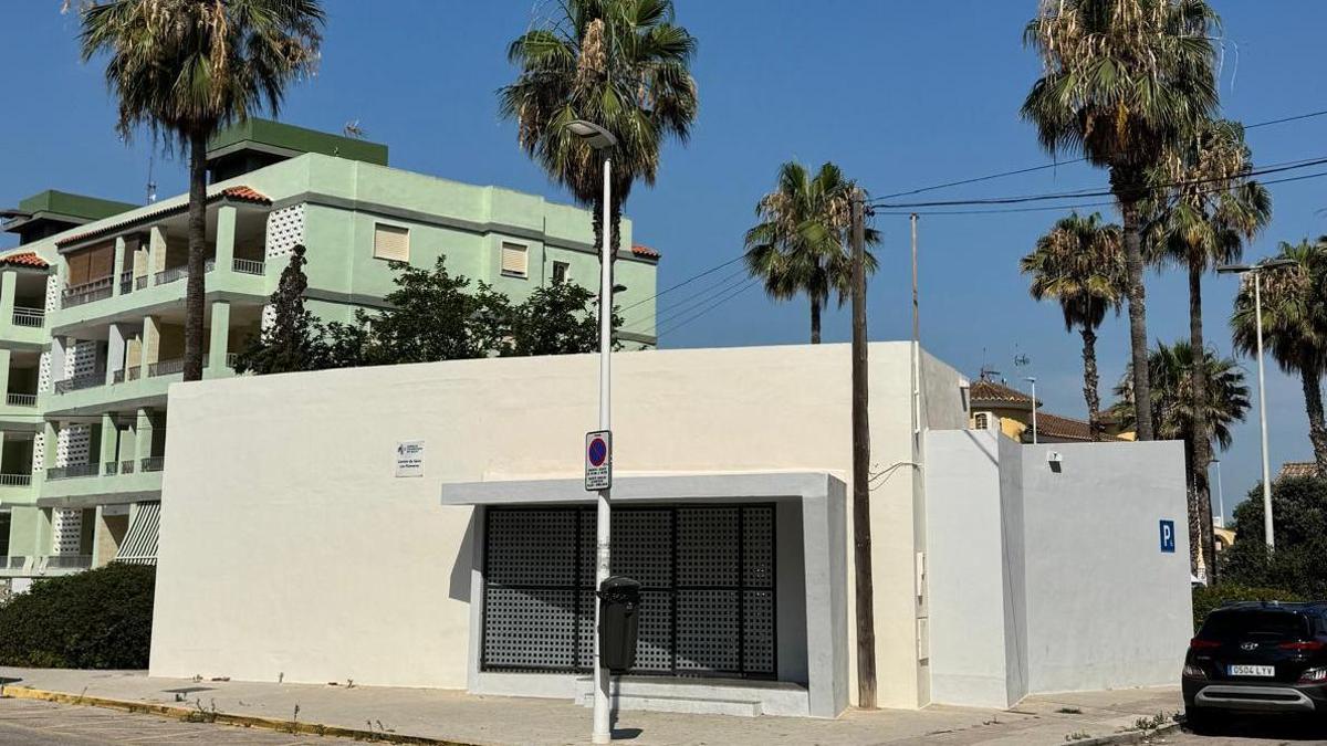 Fachada del consultorio de Les Palmeres.