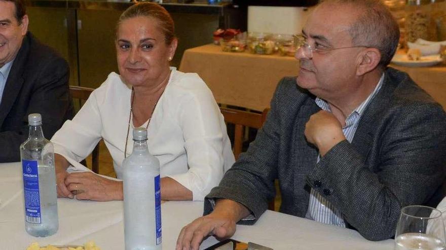 La presidenta de la Diputación, Carmela Silva, y el alcalde de Catoira, Alberto García. // Noé Parga