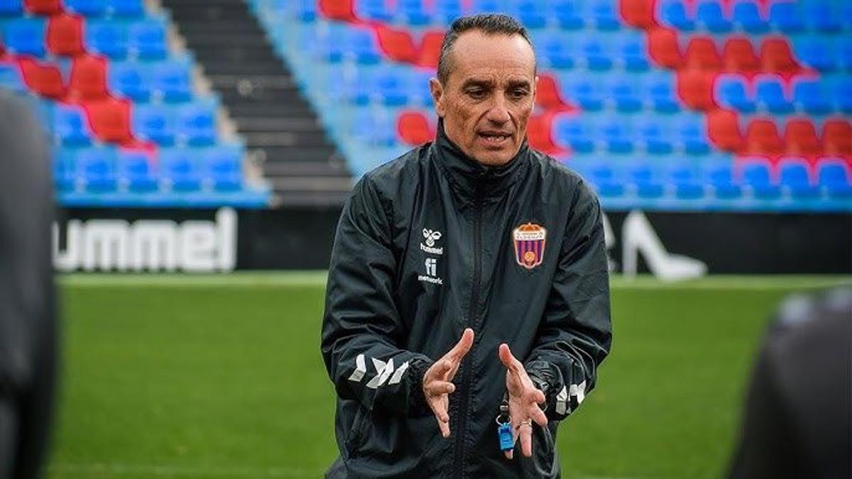 José Luis Oltra, entrenador del Eldense, durante un entrenamiento de este curso.