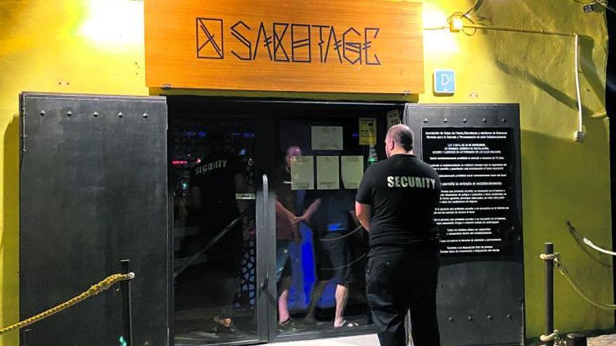 Vor dem Club Bar Sabotage sorgen Türsteher für Ordnung und vor allem Ruhe.  | FOTO: JOHANNA RAMTHUN