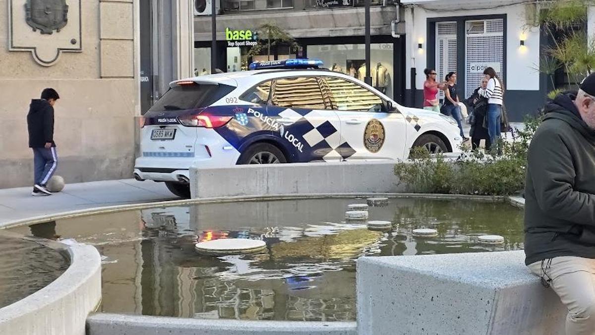 Un patrulla de la Policía Local en el centro de la ciudad.