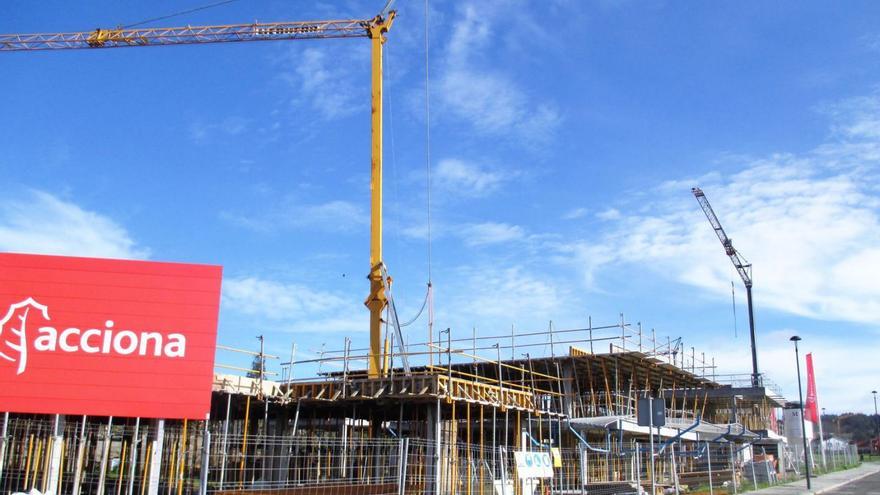 Obras de construcción de un edificio residencial en la urbanización de Xaz.