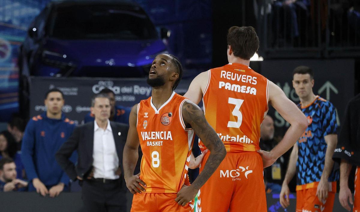 Decepción en los jugadores del Valencia Basket tras la derrota en la semifinal.