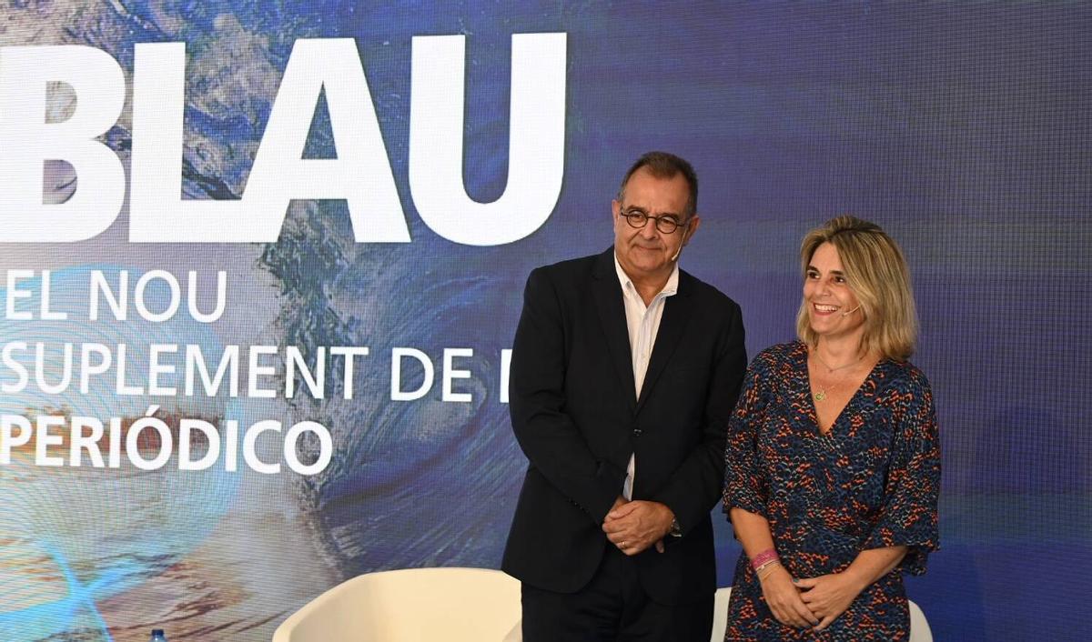 Albert Sàez, director de El Periódico y la periodista Cristina Buesa presentan Blau, el nuevo suplemento del grupo de Prensa Ibérica