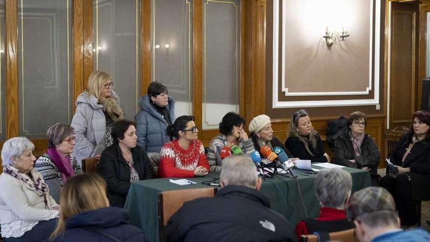 Reunión de representantes de colectivos de la ciudad, durante la presentación ayer de la plataforma feminista &quot;Ni un paso atrás&quot;. // I.Osorio
