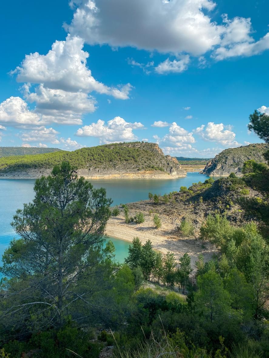 Este embalse donde bañarte lo encontrarás en la Alcarria.