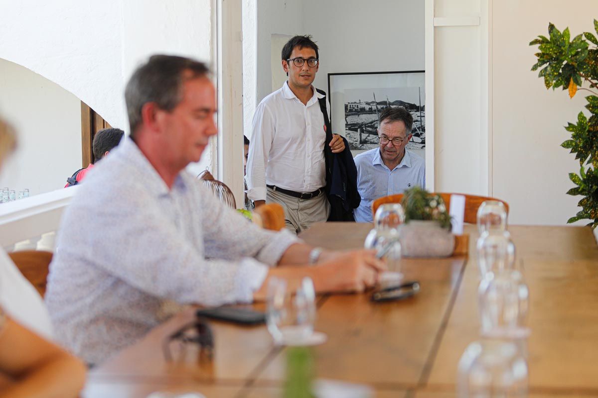 Reunión de Iago Negeruela en Sant Antoni con empresarios y hoteleros