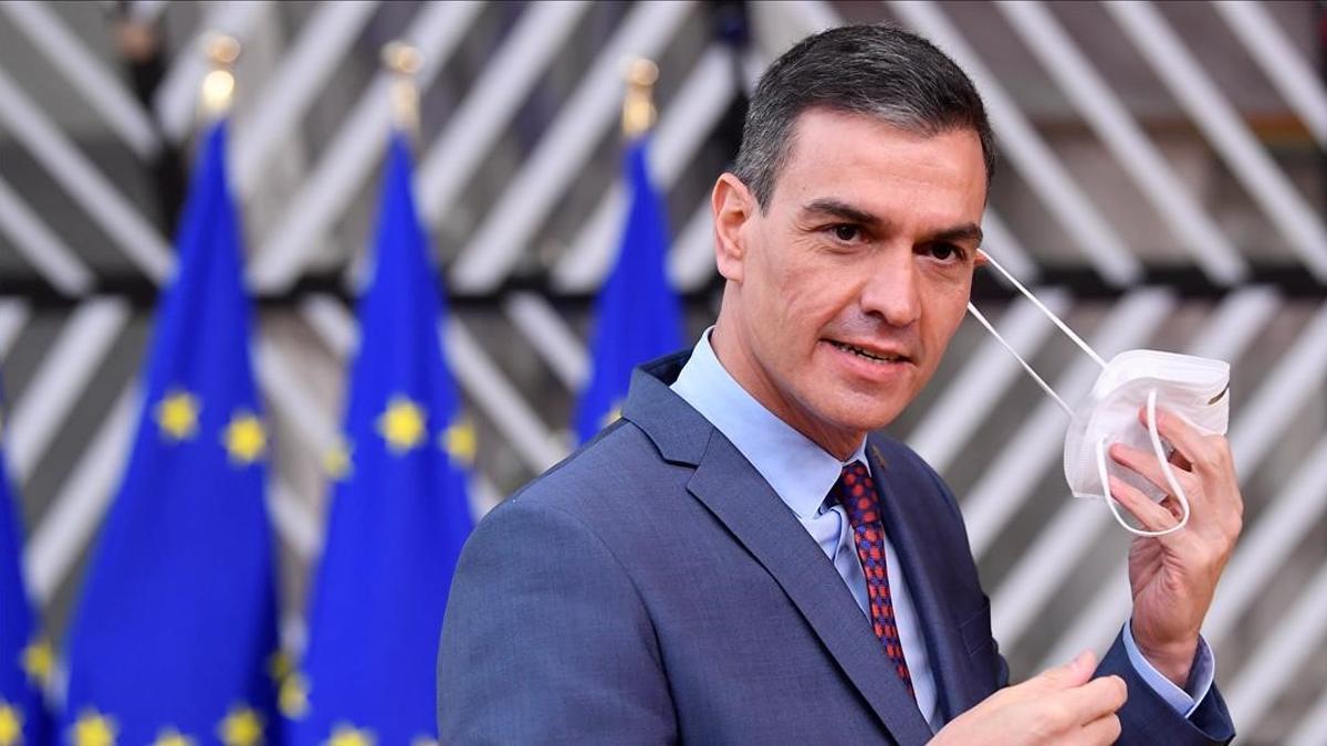 Spain s Prime Minister Pedro Sanchez takes off his face mask as he arrives to attend a face-to-face EU summit amid the coronavirus disease (COVID-19) lockdown in Brussels  Belgium December 10  2020  John Thys Pool via REUTERS