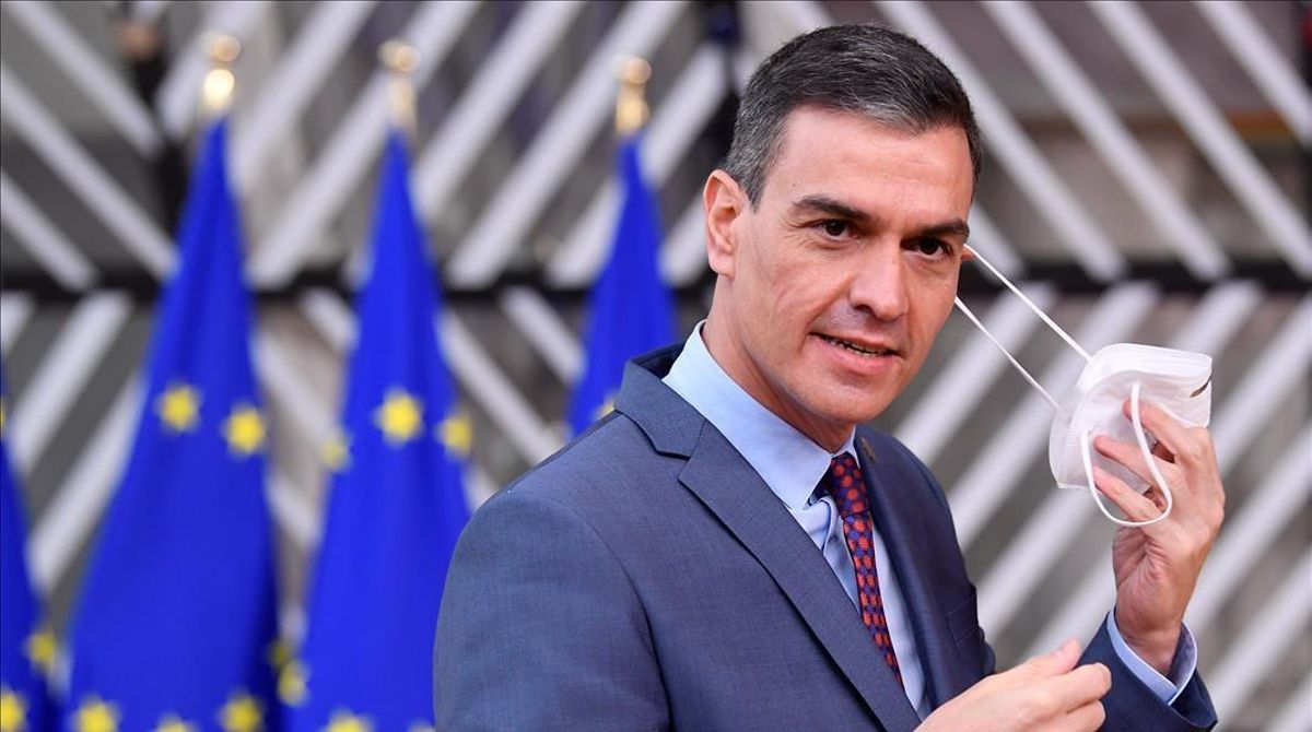 Spain s Prime Minister Pedro Sanchez takes off his face mask as he arrives to attend a face-to-face EU summit amid the coronavirus disease (COVID-19) lockdown in Brussels  Belgium December 10  2020  John Thys Pool via REUTERS