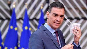 Spain s Prime Minister Pedro Sanchez takes off his face mask as he arrives to attend a face-to-face EU summit amid the coronavirus disease (COVID-19) lockdown in Brussels  Belgium December 10  2020  John Thys Pool via REUTERS