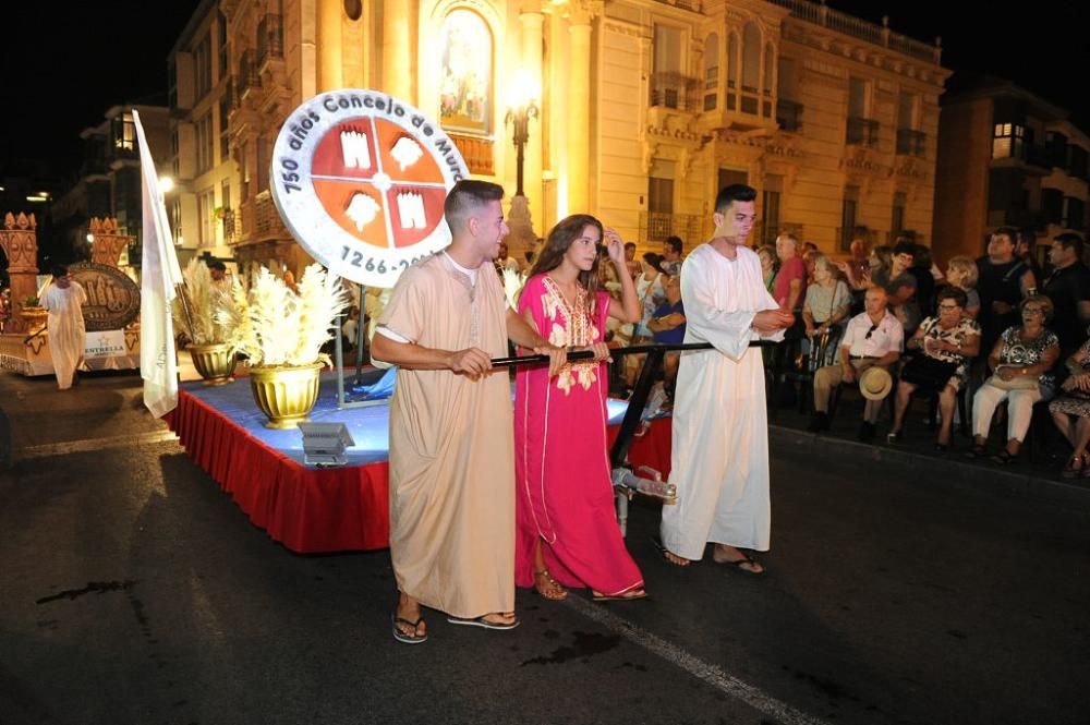 Desfile de Moros y Cristianos por las calles de Mu