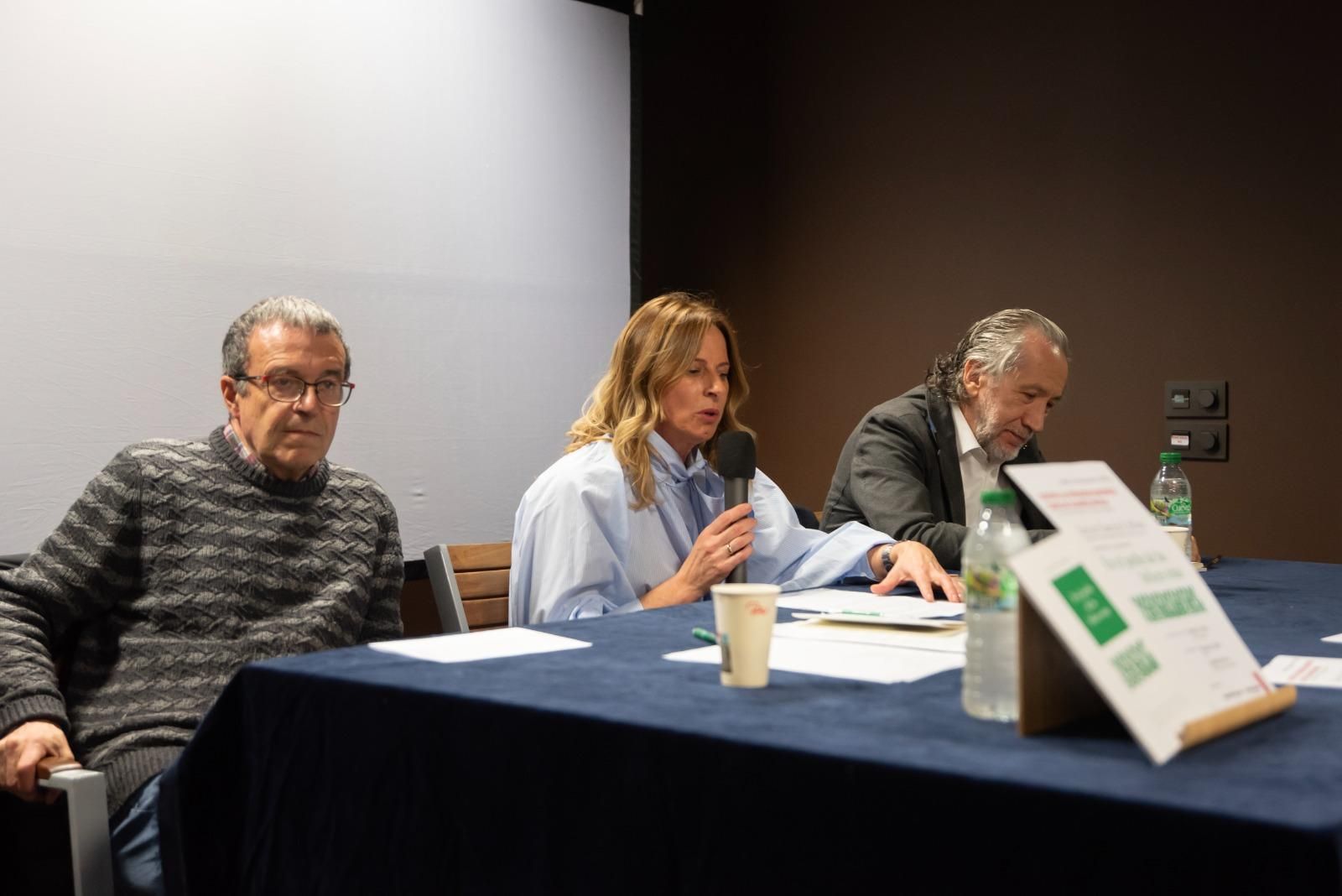 Javier Cellino presentó en La Felguera su nuevo y premiado poemario, "El jardín de las hélices rotas"