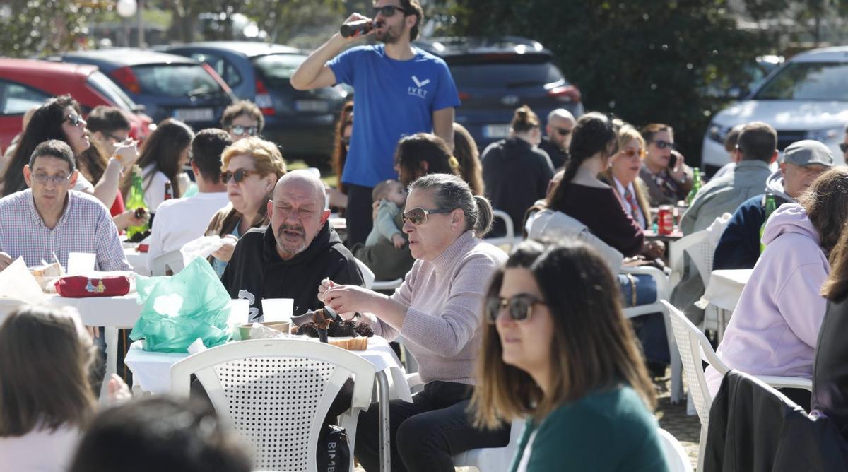 Ambiente, ayer al mediodía, en el entorno de la carpa del festival. | MARA VILLAMUZA