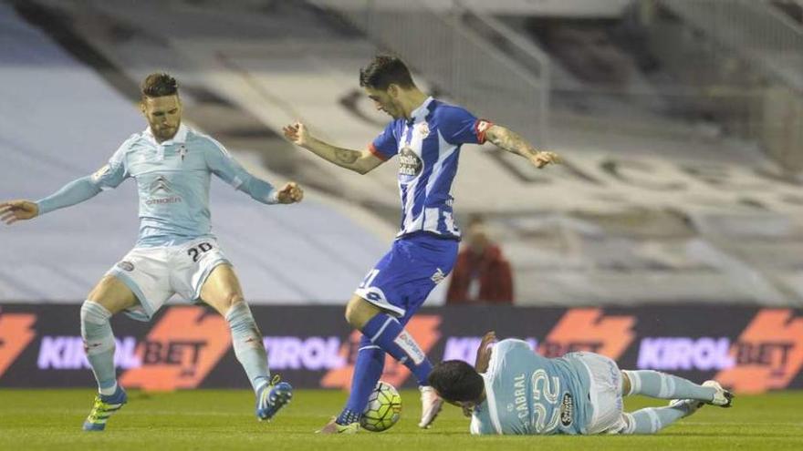 Luis Alberto controla el balón ante Sergi Gómez, con Cabral en el suelo en el partido del pasado sábado.