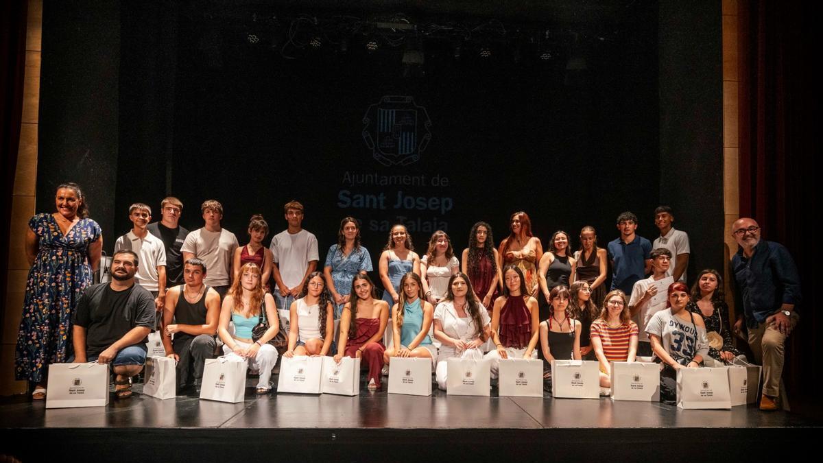Los premiados en el Ayuntamiento de Sant Josep