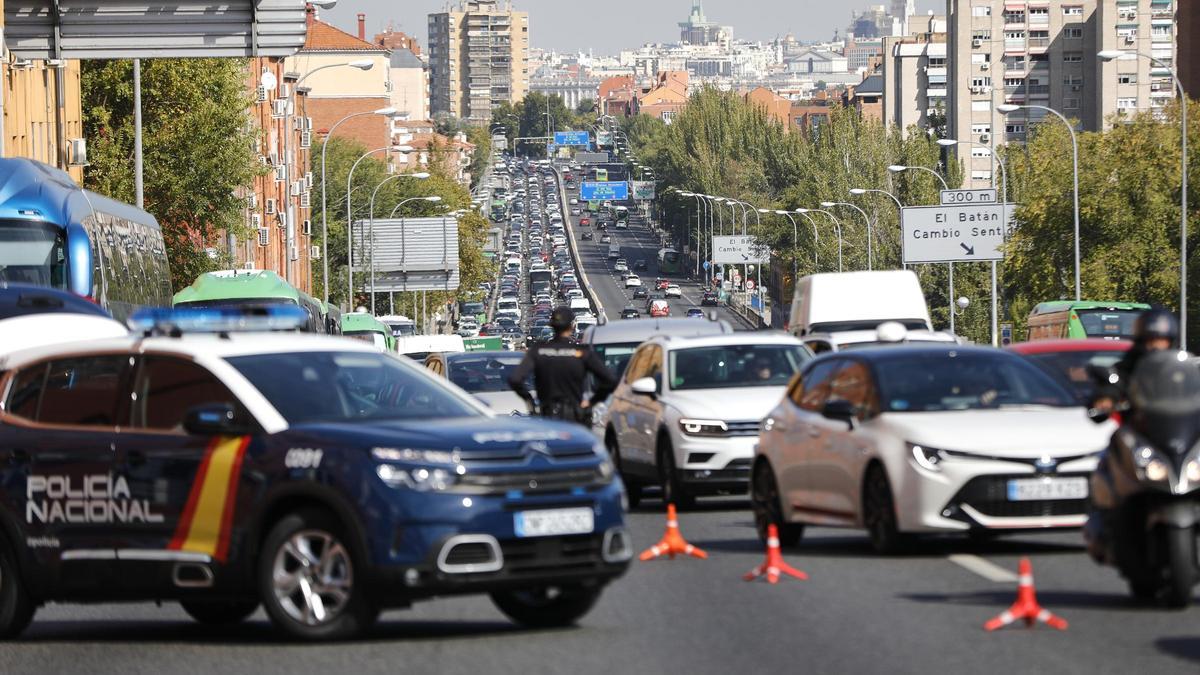 Un control policial en la M30.