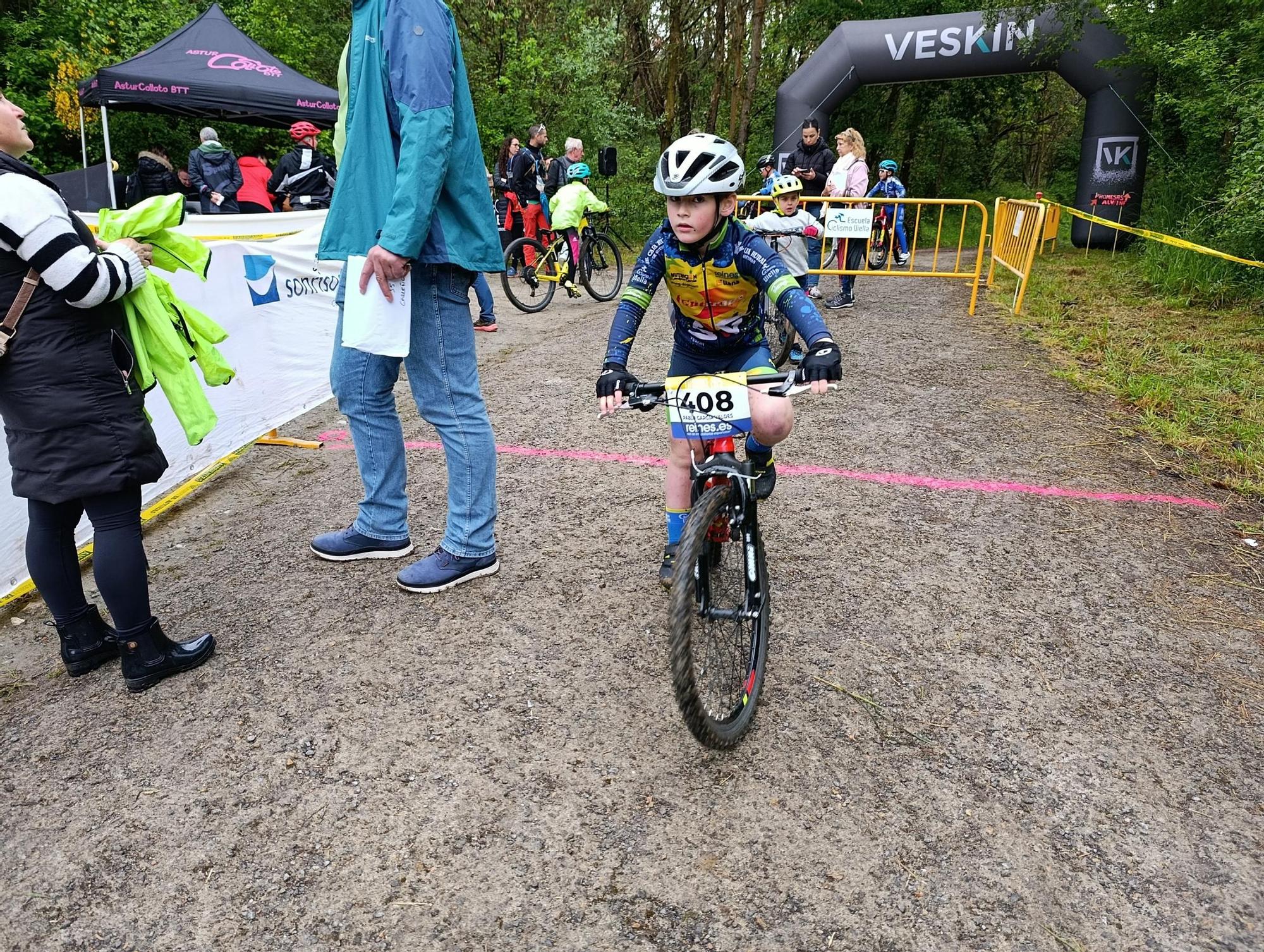 Las jóvenes promesas del ciclismo pedalean en Santa Marina, Siero