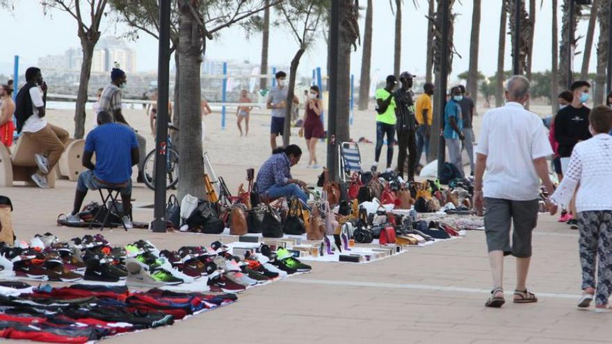 La presència de top manta al passeig de Santa Margarida és molt habitual a l’estiu. 