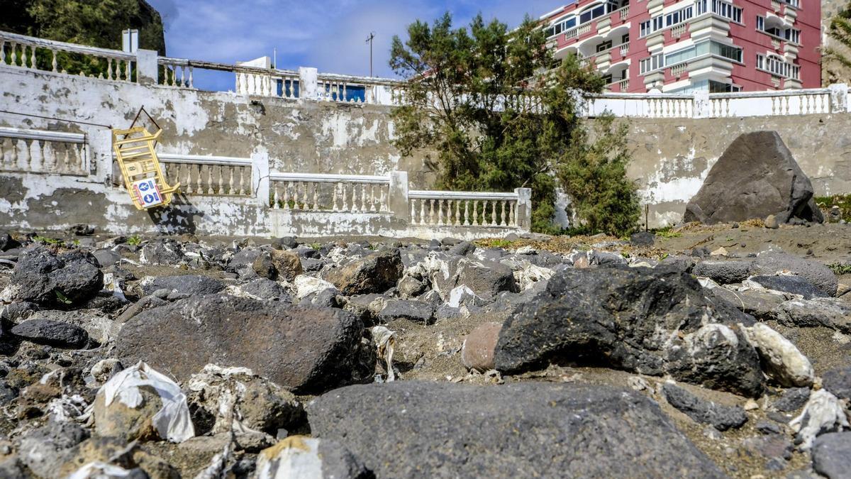 Toallitas y restos fecales en el acceso a la playa desde Bahía Mar