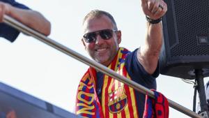 Bogeria pel  Barça campió en una altra rua multitudinària