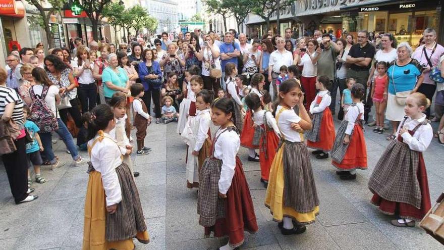 La Escola de Danza de la Diputación fue la encargada de abrir el acto. // Iñaki Osorio