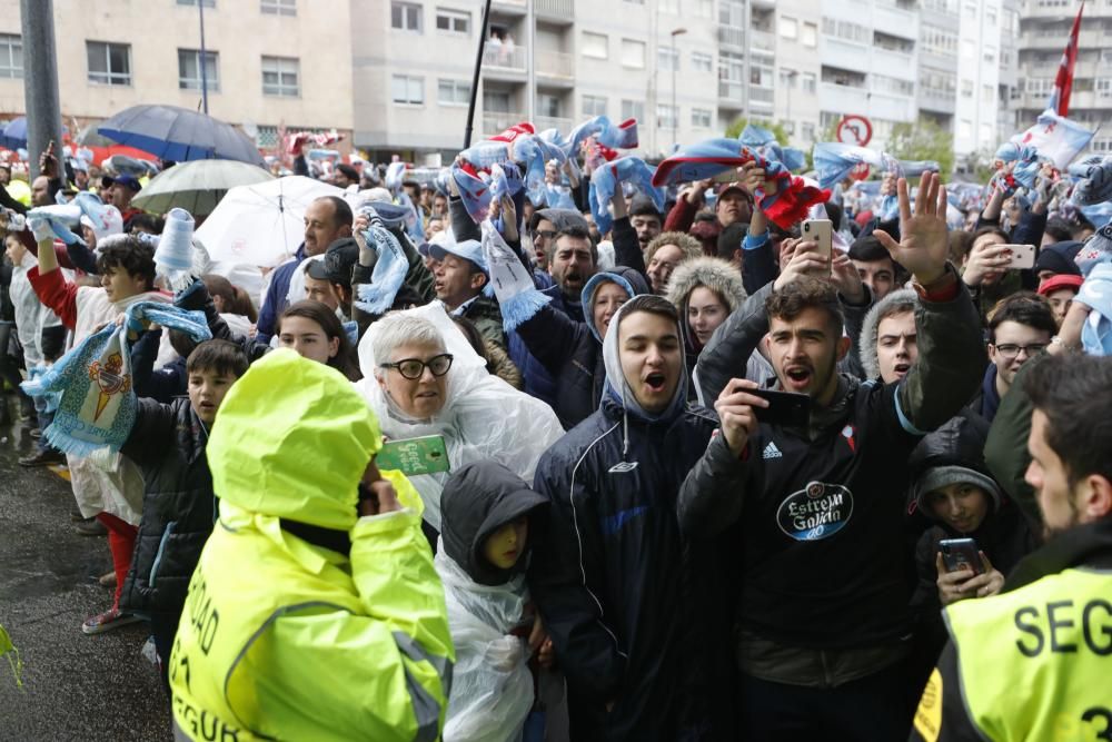 Locura en la llegada del Celta a Balaídos antes del partido contra la Real. // A. Villar