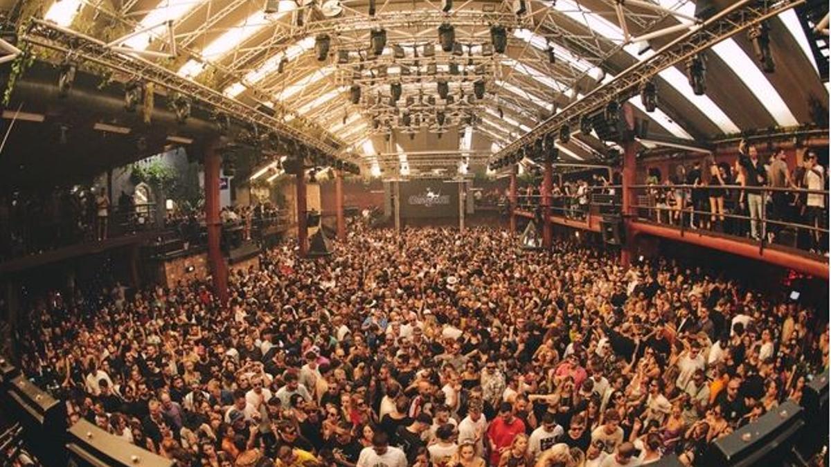 Una imagen de una fiesta en la discoteca Amnesia Ibiza