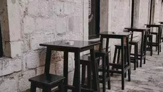 Javi y Juani viven de un bar en un pueblo de 50 habitantes en Valladolid: "Mi mujer está allí todo el día y yo además trabajo en el Ayuntamiento"