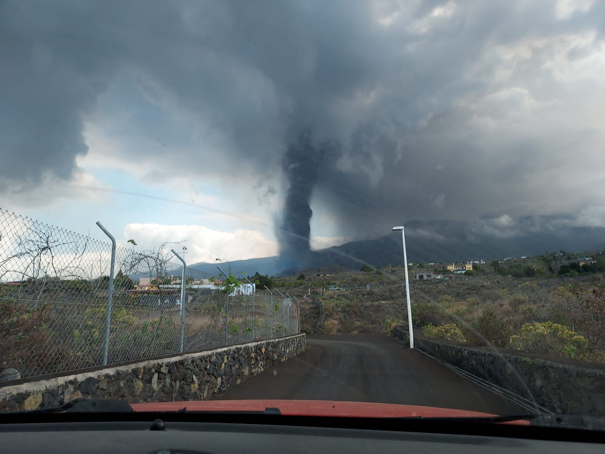 Erupción volcánica: Ayuda de los bomberos de Lanzarote en La Palma
