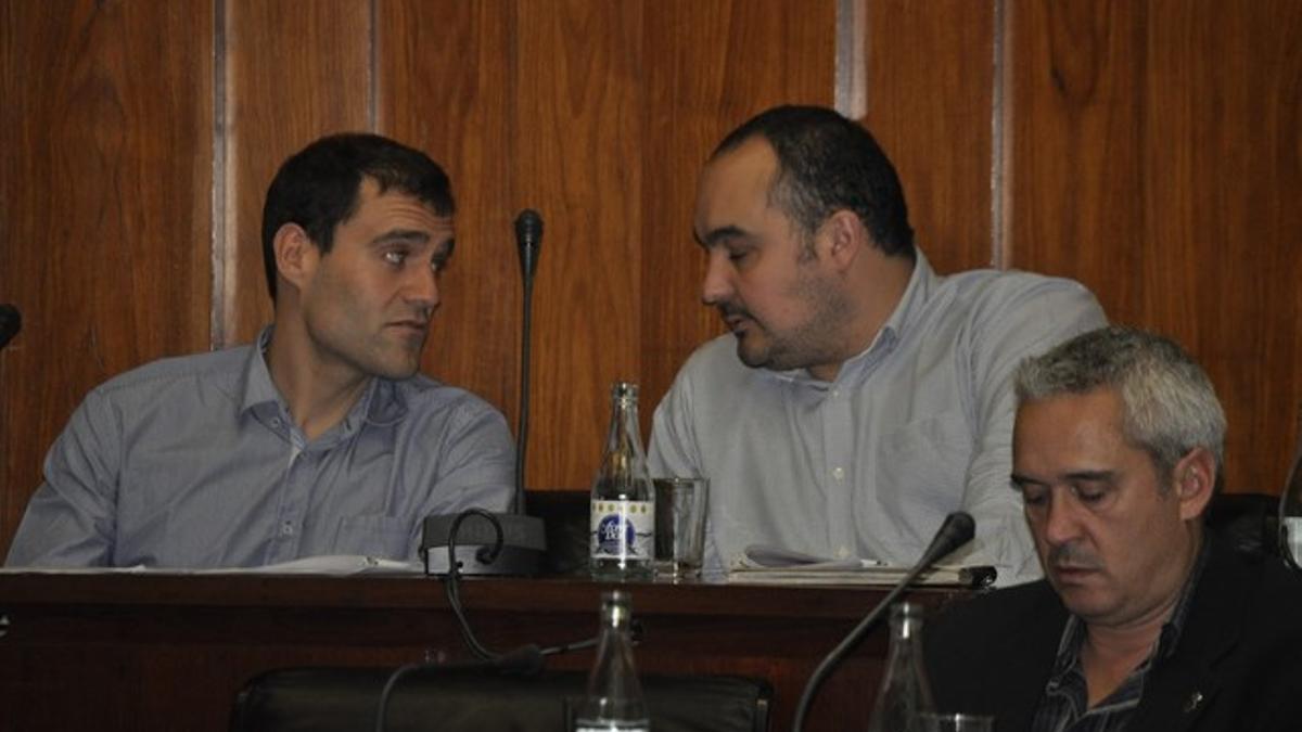 Alberto Sánchez, a la derecha, habla con el otro edil de PxC, Daniel Ordóñez, en el pleno de L'Hospitalet.
