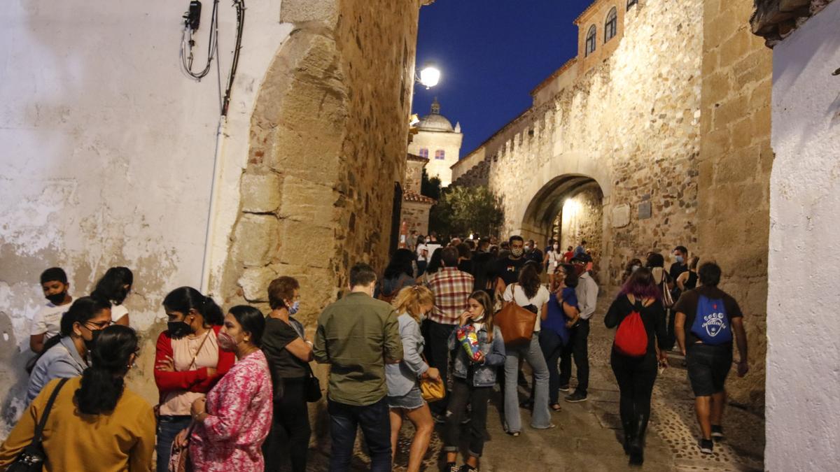 Colas para entrar en el conjunto de Bujaco, Púlpitos y muralla.