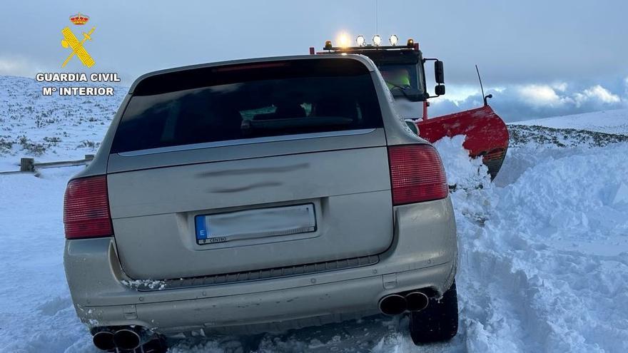 Una familia con un bebé de un mes, atrapada por la nieve en la laguna de los Peces