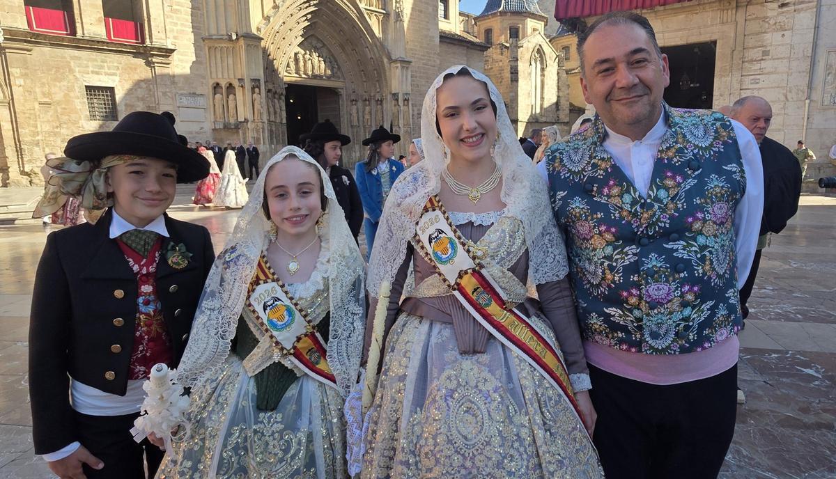 Comisiones de falla en la Procesión de la Virgen (3/7)