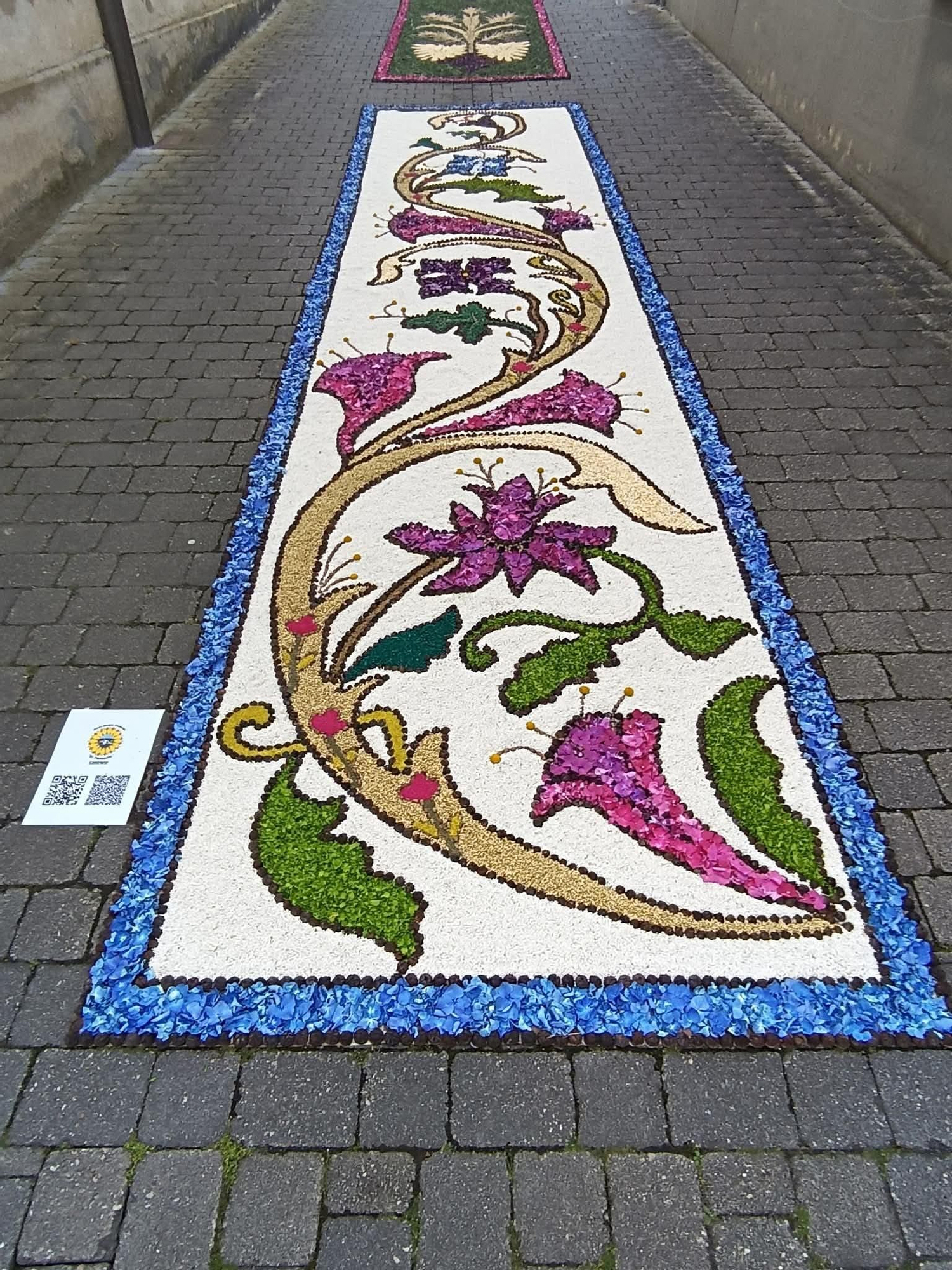 Castropol se llena de color con sus alfombras florales