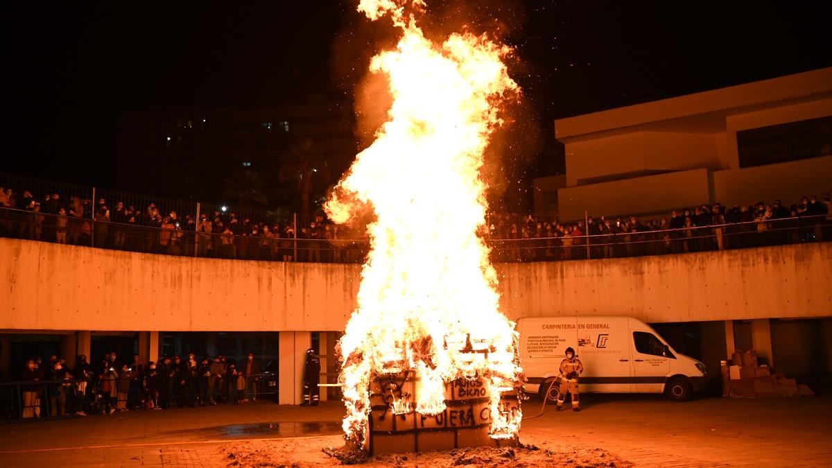 El pelele arde en la pira ante la mirada atenta del numeroso público que se concentró en la plaza de Conquistadores.