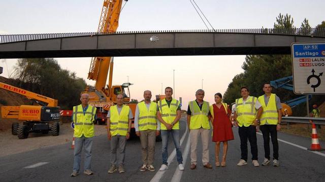 Autoridades asistentes a la colocación de la plataforma sobre la N-525.