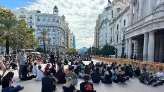 Los manifestantes por la vivienda amenazan con acampar en la Plaza del Ayuntamiento de València