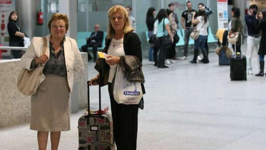 Los pasajeros del último avión que sale este año de Vigo hacia Londres.  // Jesús de Arcos