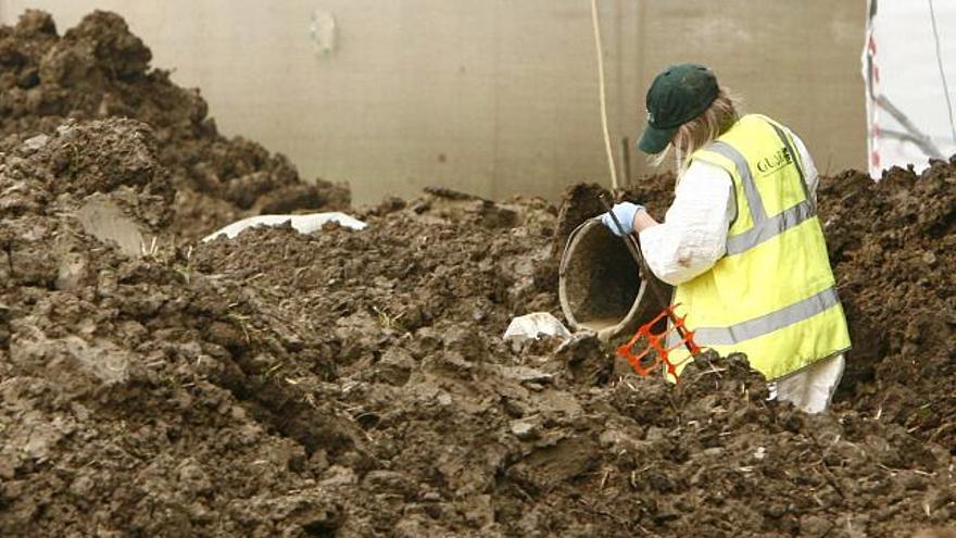 Varios operarios trabajan en el lugar donde se han encontrado restos humanos durante una excavación llevada a cabo en Fromelles, en el noreste de Francia.