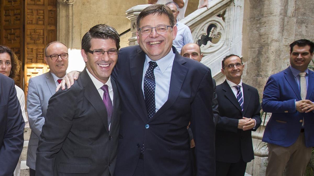 Puig abraza a Rodríguez el día de su toma de posesión como presidente de la Diputación de Valencia, en julio del 2015.