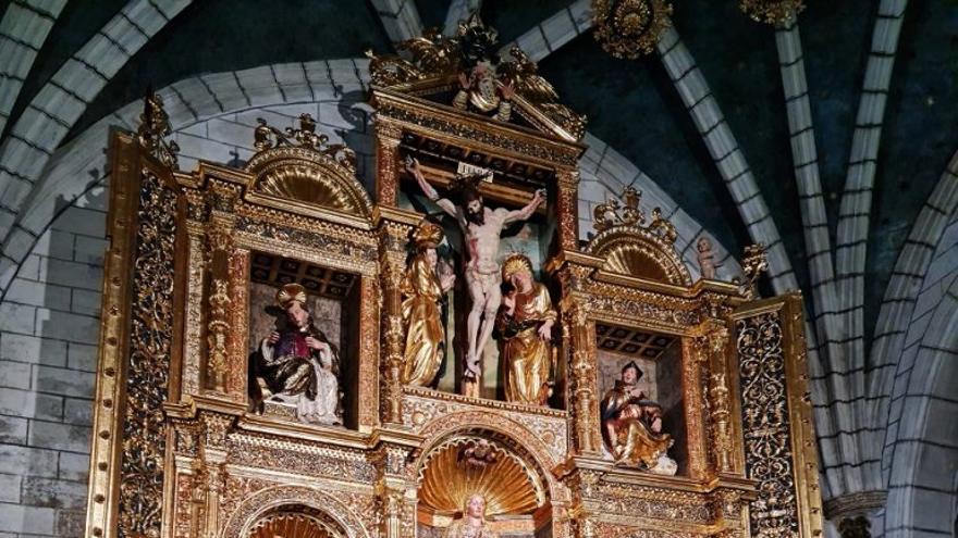 Retablo de la Concepción y el Crucifijo en la Capilla de los Conchillos.