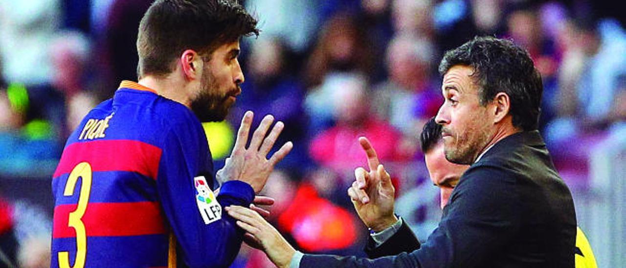 Luis Enrique da instrucciones a Gerard Piqué durante un partido del Barça.