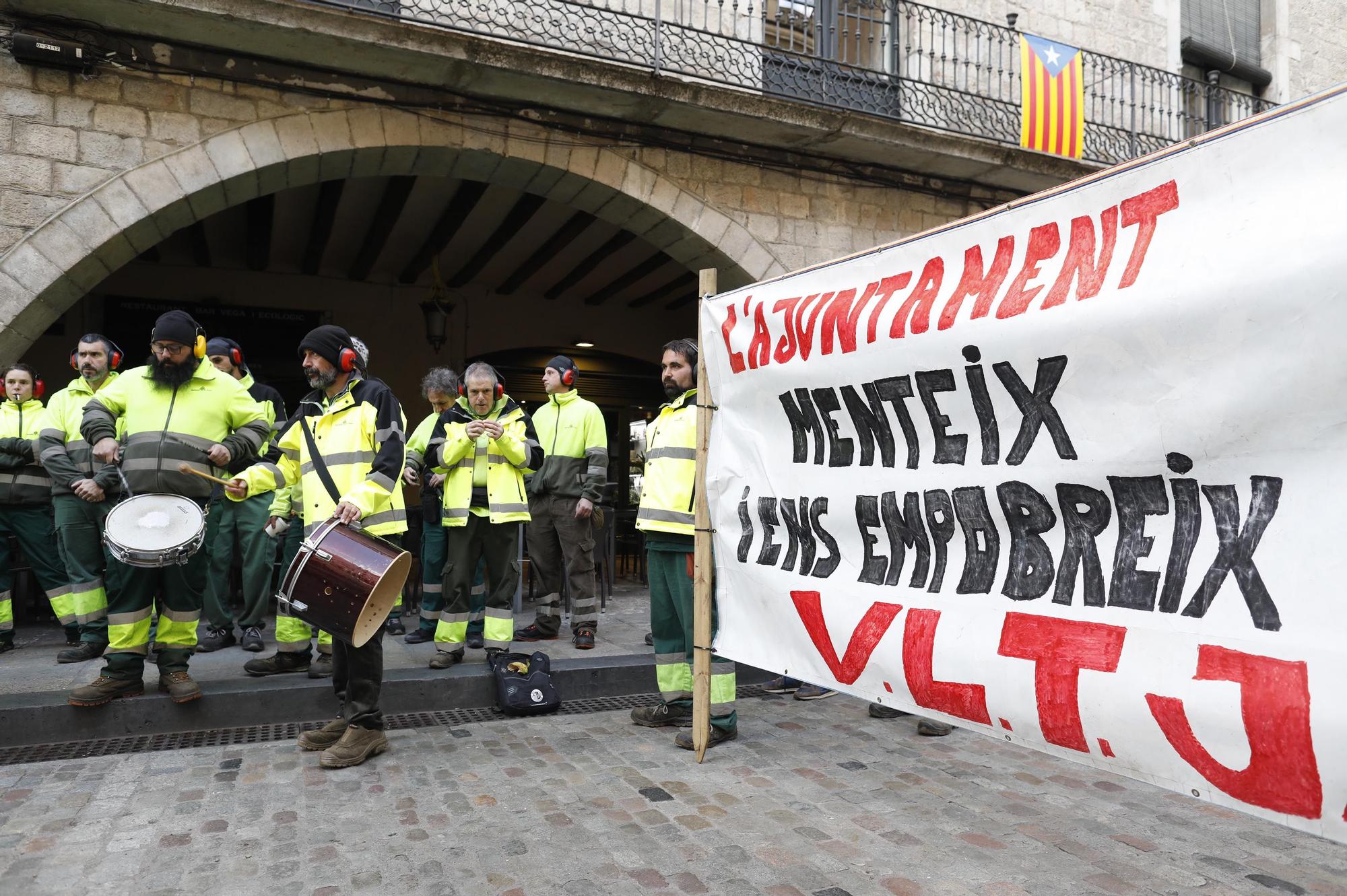 "Madrenas, caga les peles": Treballadors porten un tió a l'Ajuntament de Girona per reclamar els augments acordats