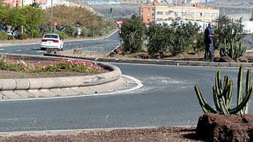 Embiste el taxi en el que iba su expareja y se da a la fuga