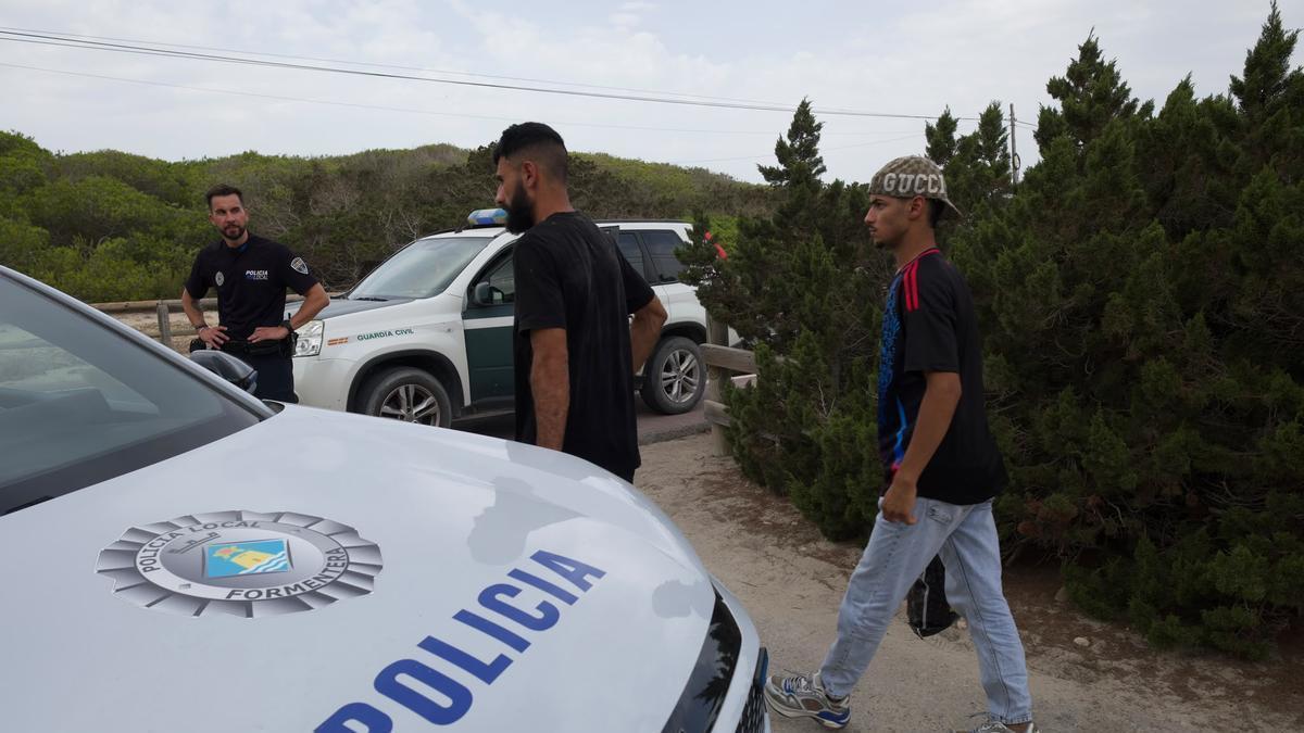 Migrantes argelinos llegados en pateras a Formentera.