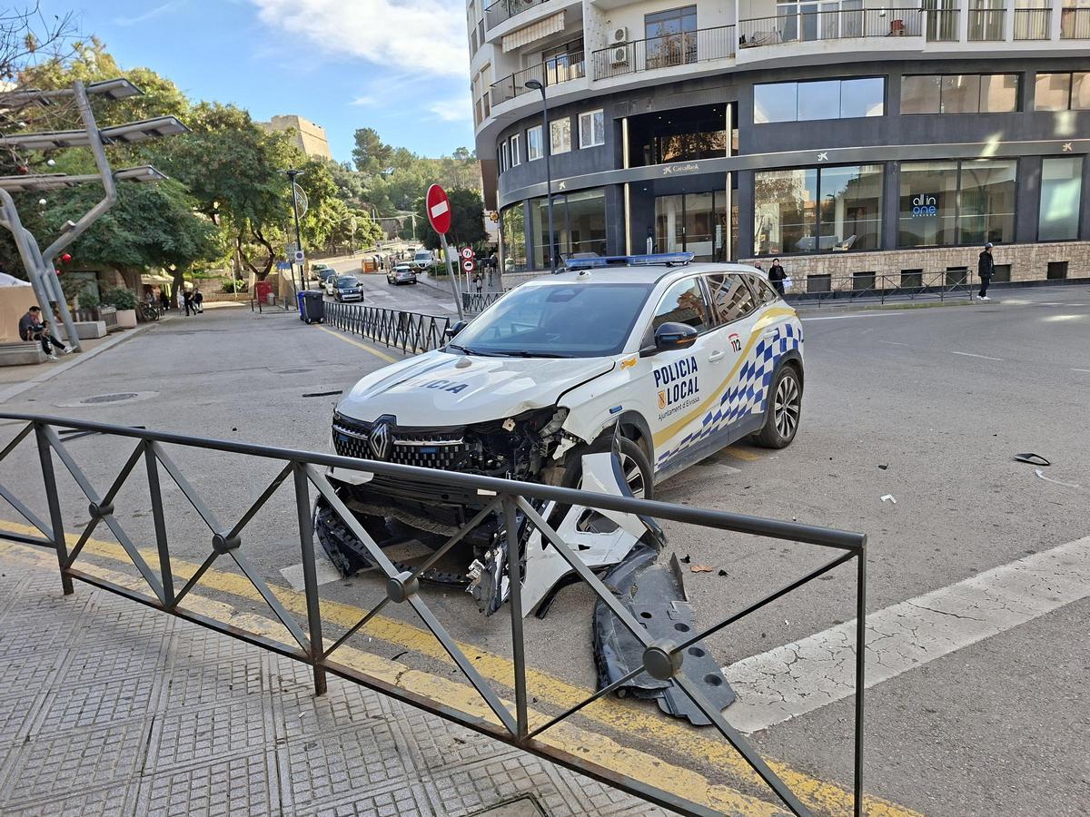 Un coche de la Policía Local de Ibiza se empotra contra las vallas del paseo de Vara de Rey