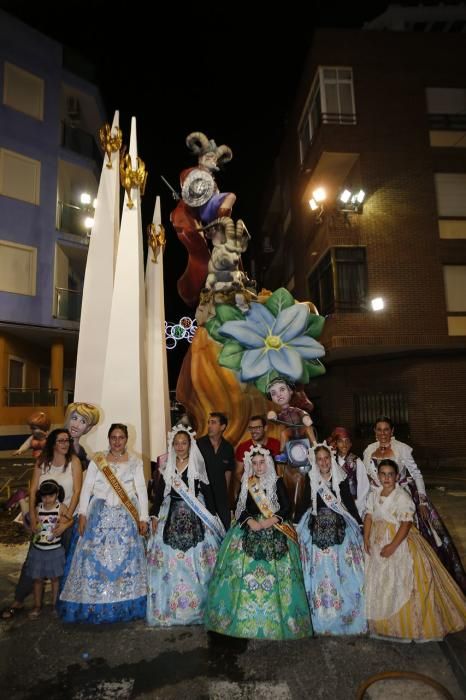 Cientos de personas, la mayoría adolescentes que quisieron disfrutar de la "cremá" y posterior "bañá" de los bomberos, se acercaron al barrio del Calvario para ver arder su hoguera