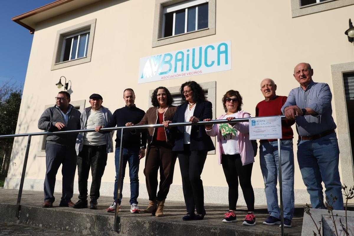Autoridades y vecinos de Baiuca delante del local social teense