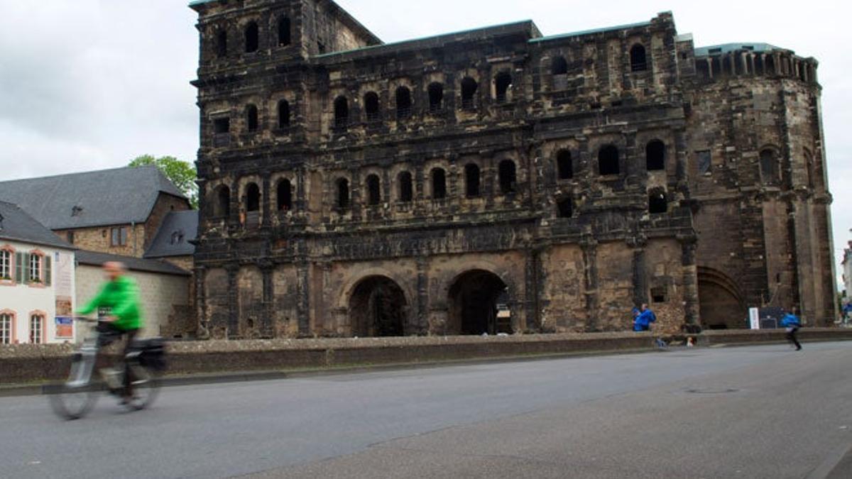 La romana Puerta Negra es una de las joyas artísticas e históricas de la ciudad.